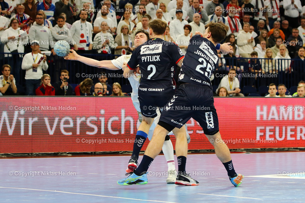 NH_HandballSportVereinHamburg_SGFlensburgHandewitt_HandballBundesliga_22122024 | #7 Leif Tissier (HSV Hamburg), #2 Simon Pytlick (SG Flensburg-Handewitt)Handball I Herren I Bundesliga (Daikin HBL) I Saison 2024-2025 I 16. Spieltag I HSV Hamburg - SG Flensburg-Handewitt I 22.12.2024 I Barclays Arena