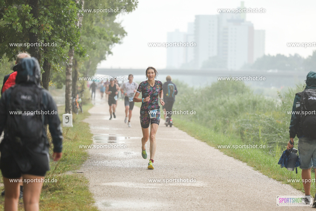 LUR_1017 | 34. M-net Erlanger Triathlon 2025 #erlangertriathlon  #mnettriathlon2025 #mnettriathlon #team #olympischedistanz #mitteldistanz #triathlon #maindonaukanal  #erlangertriathlon2025 #yourpictrs #tv1848 #tv1848erlangen  #triathlonbayern #sportinerlangen #demsportverbunden #sportshot_your_pictrs Copyright: www.sportshot.de