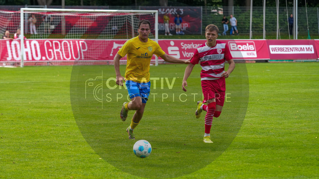 Fußball, Herren, Saison 2025/2026, Regionalliga Nordost, 9. Spieltag, Greifswalder FC vs. FSV 63 Luckenwalde, Sonntag 21.09.2025, Volksstadion Greifswald, | Fußball, Herren, Saison 2025/2026, Regionalliga Nordost, 9. Spieltag, Greifswalder FC vs. FSV 63 Luckenwalde, Sonntag 21.09.2025, Volksstadion Greifswald, Im Bild: Simon Gollnack (l. Luckenwalde) und Tristan Wagner (r. Greifswald) - Realisiert mit Pictrs.com