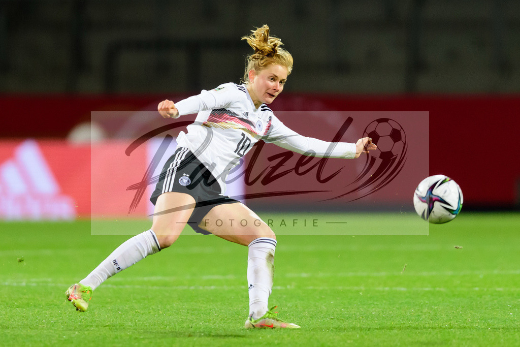 GERTUR20211126_171 | Fussball, Frauen: Sjoeke Nuesken (Germany) in Aktion, am Ball, Einzelaktion bei dem Spiel der WM-Qualifikation zwischen Deutschland und Tuerkei im Eintracht-Stadion am 26.11.2021 in Braunschweig, Deutschland. - Realisiert mit Pictrs.com
