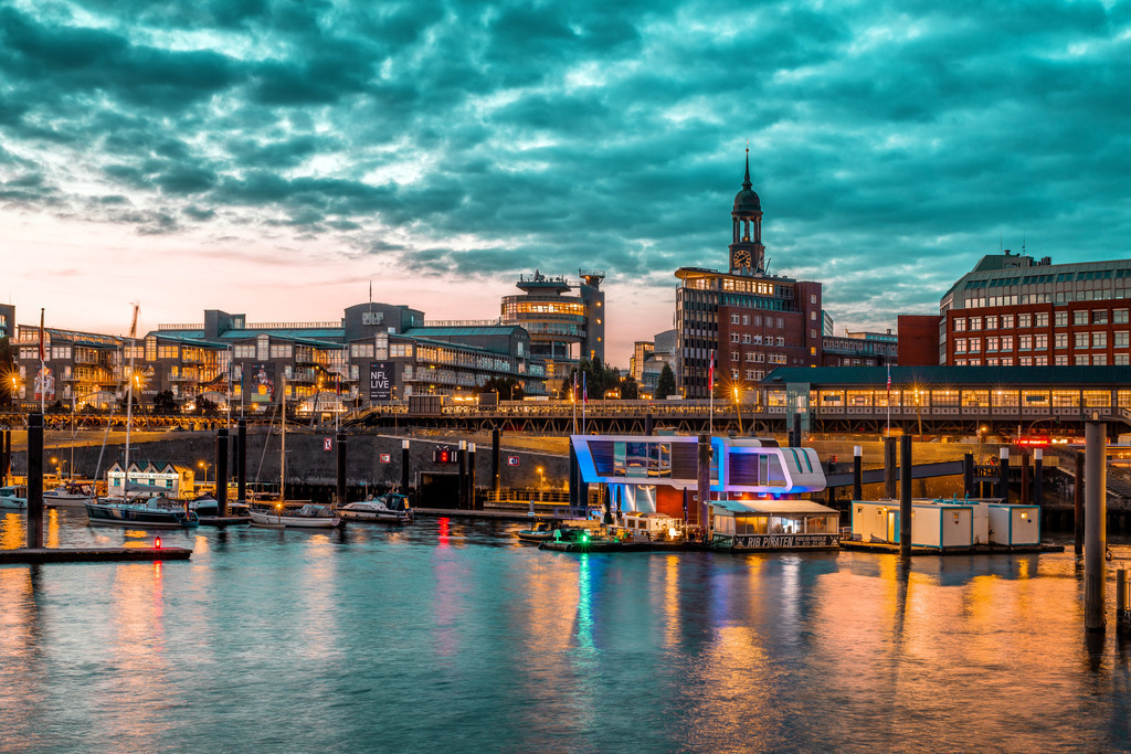 10231223 - Blaue Stunde am Baumwall | Blick über den Niederhafen auf den Baumwall und den Michel zur blauen Stunde in einer besonderen Farbgebung aus türkis und orange.