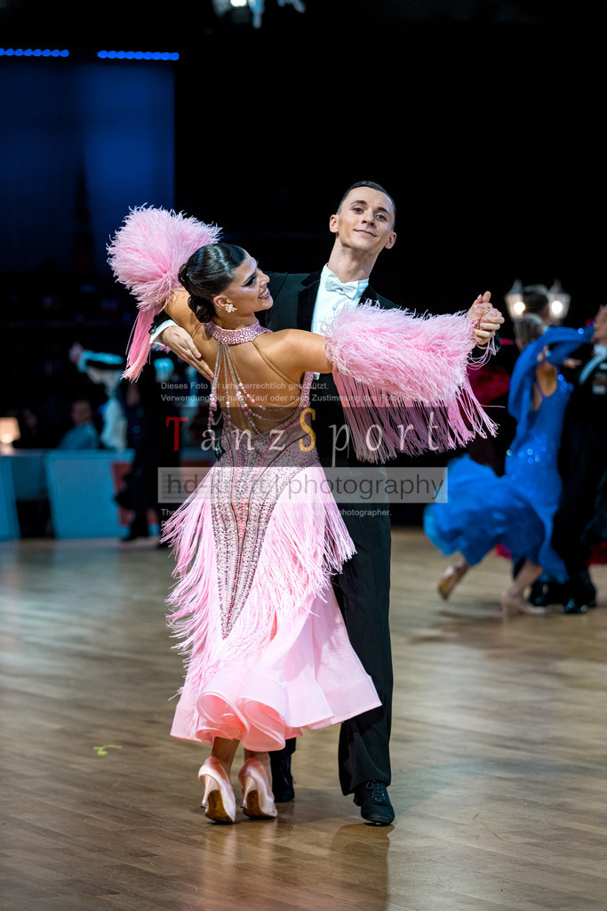 20251212_WDSF_World_Ch_Cup_RS-Std_1261-2 | Tanzsportbilder, Standardtanz, Lateintanz, WDSF, DTV, LTVB, dancecomp, goc, hessen tanzt, blaues band der spree, walzer, tango, wiener walzer, slowfox, quickstepp, samba, rumba, cha-cha-cha, paso doble. jive, hd-kroft photography, turniertanzsport