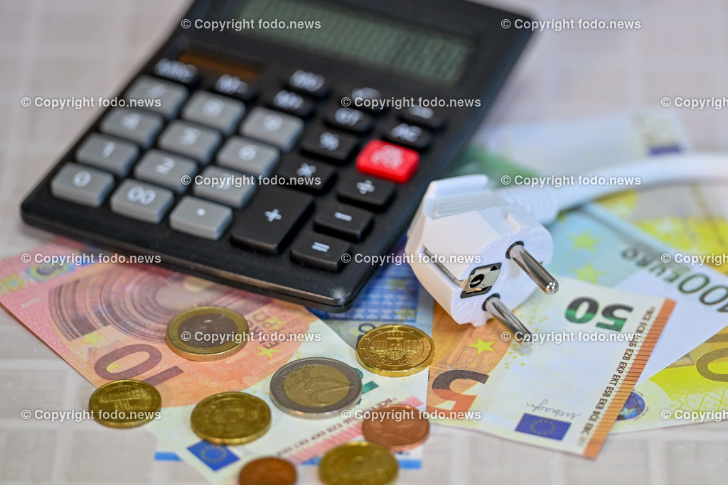 Stromkosten_ 28.11.2024-2 | 28.11.2024, Linz, AUT, Stromkosten, im Bild Strom, Geld, Euro, Muenzen, Energiekosten, Abrechnung, Ausgaben, Banknote, Bargeld, Belastung, Einsparung, Energie, Energiekrise,Preise, Geldschein, Haushaltskosten, Kostenexplosion, Nebenkosten, Preisentwicklung, Preissteigerung, Schulden
