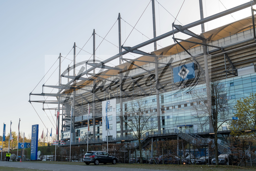 HSVSCF20220419_052 | Fussball, Herren: . Aussenansicht beim DFB-Pokal-Halbfinalspiel zwischen Hamburger SV und SC Freiburg im Volksparkstadion am 19.04.2022 in Hamburg, Deutschland.DFB / DFL REGULATIONS PROHIBIT ANY USE OF PHOTOGRAPHS AS IMAGE SEQUENCES AND/OR QUASI-VIDEO. - Realisiert mit Pictrs.com