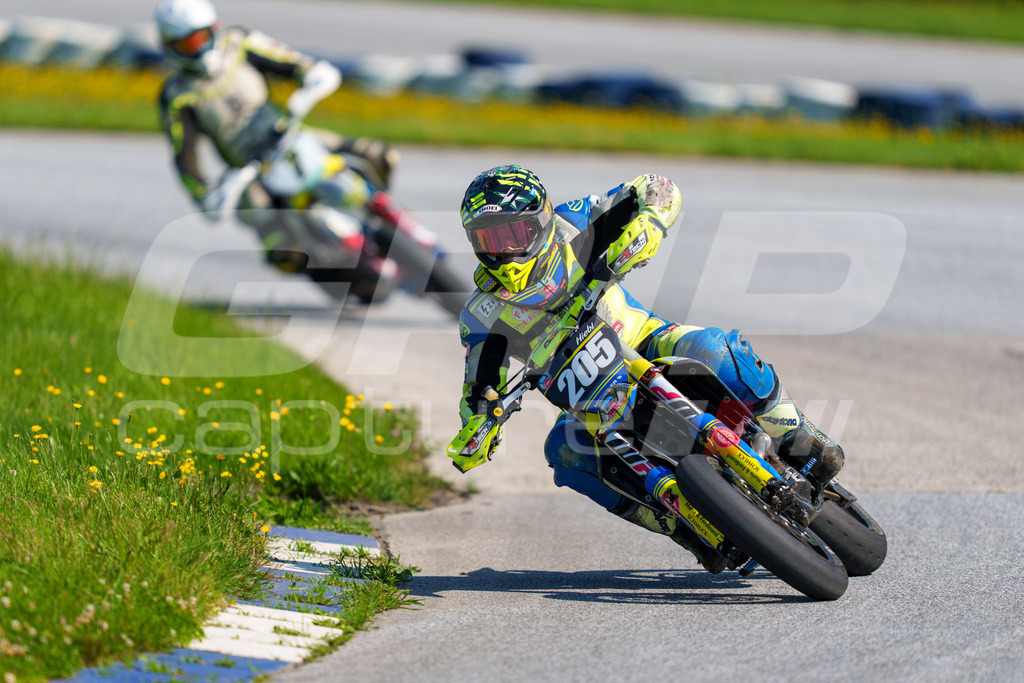SuperMoto_Staatsmeisterschaft_Greinbach_285 | GRIPcapture steht für authentische Sportfotografie in Österreich – für Momente, die mehr sind als Geschwindigkeit oder Ergebnis. Es geht um Emotion, Spannung, Fokus und den Augenblick, der oft nur einen Wimpernschlag dauert.Ob Motorsport, Teamsport oder 
