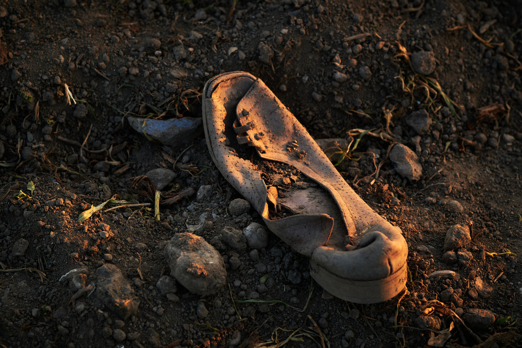 Alter kaputter Lederschuh im Acker | Wien, Austria - March 31, 2021: Alter kaputter Lederschuh im Acker im Abendlicht. - Realisiert mit Pictrs.com