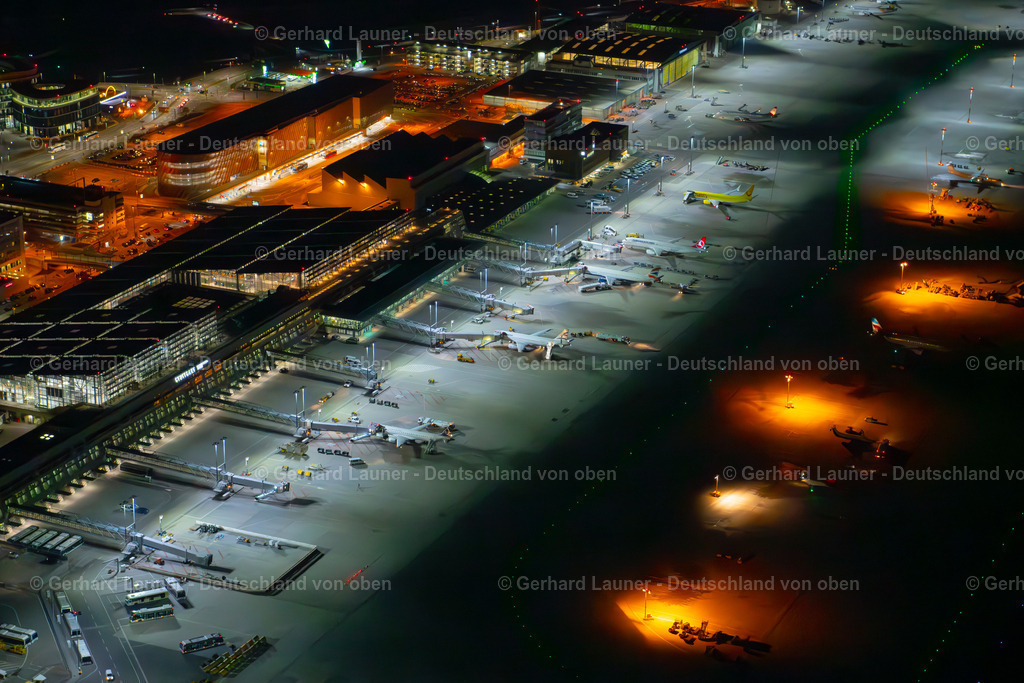3900897 | Flughafen Stuttgart, Nachtaufnahme