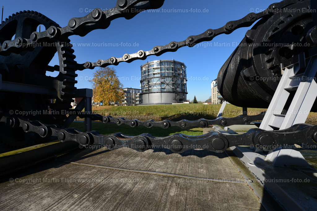 Stade Gasometer_ELS_751304112015 | Stade - Aufnahmedatum: 04.11.2015, Aufnahmehöhe:  m, Koordinaten:  - , Bildgröße: 7360 x  4912 Pixel - Copyright 2015 by Martin Elsen, Kontakt: Tel.: +49 157 74581206, E-Mail: info@schoenes-foto.deSchlagwörter: Stadthafen,Gasometer,HBI,Neubau,Hafencity,Schwinge,Wohnen,Wohnungen,Foto,Stade - Realisiert mit Pictrs.com