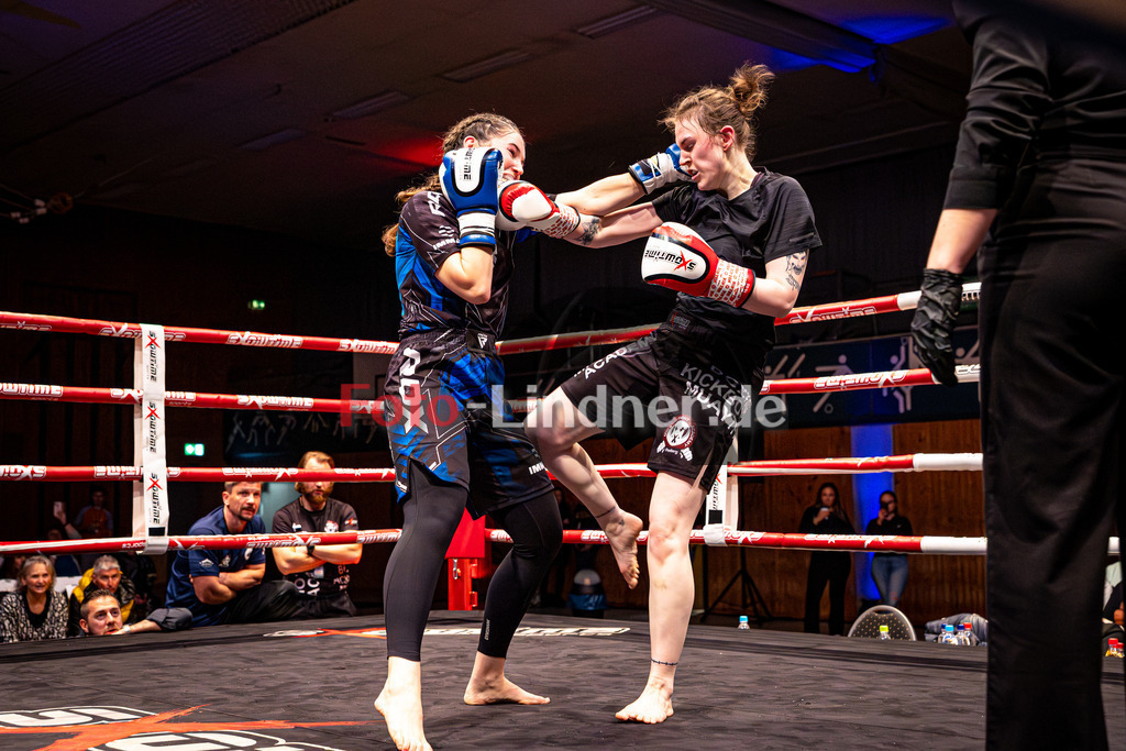 Sonja Özgisi (Sei Wasser Bad Tölz) blau gegen Franziska Waiser (MFA Penz) rot | MFA Fight Night Frauen K1 -67kg Kampf 7, Sonja Özgisi (Sei Wasser Bad Tölz) blau gegen Franziska Waiser (MFA Penz) rot, 20251108,,2025-11-08 in Penzberg (Wellenberghalle Penzberg), Copyright: WolfgangxLindner www.foto-lindner.de