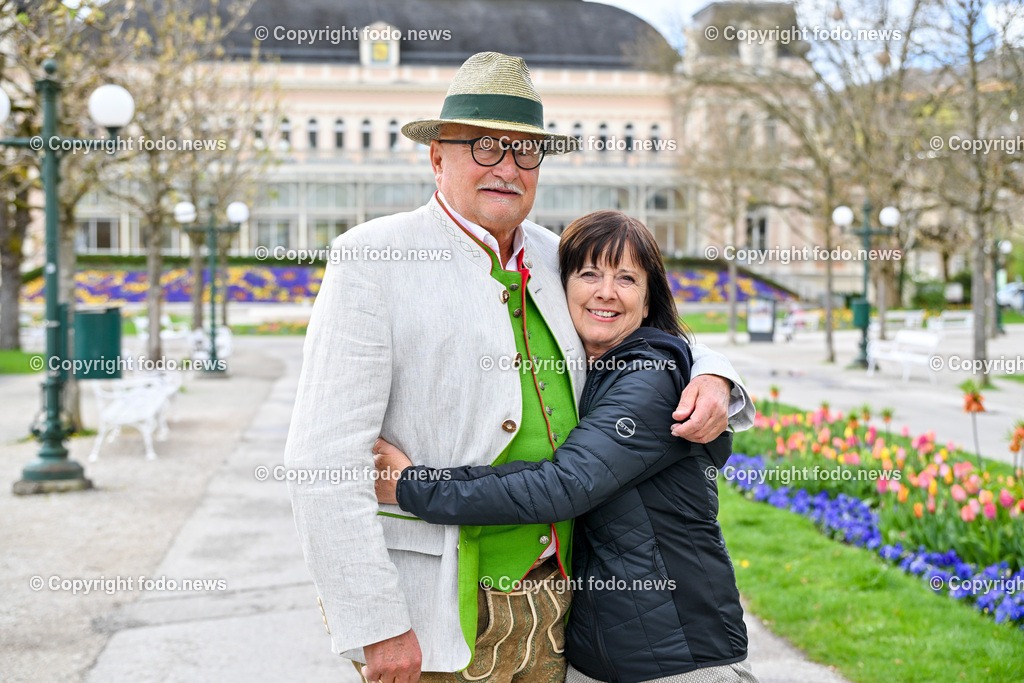 Hannes Hettegger_ 02.04.2024-12 | 02.04.2024, Bad Ischl, AUT, Hannes Hettegger, im Bild Hannes Hettegger vor dem Kongresshaus in Bad Ischl mit Gattin Doris