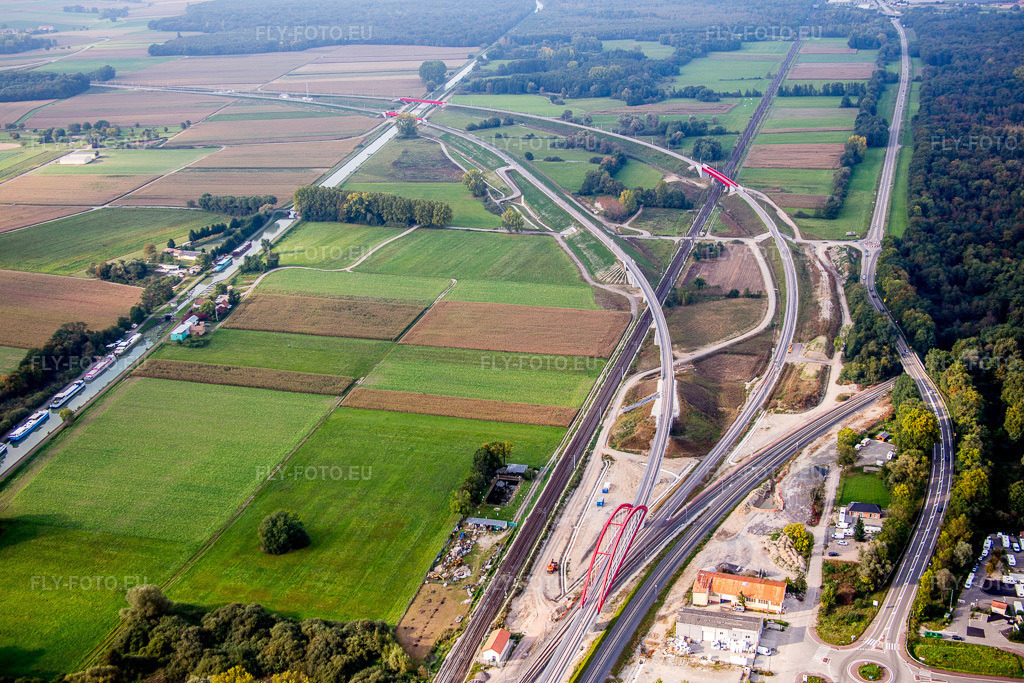 Vue aérienne: Chantier de construction du nouveau viaduc de l'ouvrage d'art ferroviaire de la ligne de chemin de fer enjambant le canal de la Marne-Rhin à Eckwersheim dans le département Bas Rhin, France. Photo: IMG_074140.jpg prise le 04/10/2014 par Werner Riehm/FLY-FOTO.eu – Résolution de l'original: 5472 x 3648 px