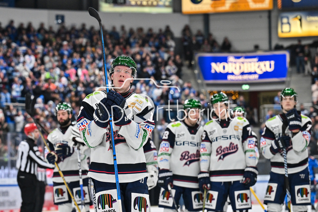 ERC Ingolstadt - Eisbären Berlin | INGOLSTADT, GERMANY - 18. DECEMBER: Die Spieler der Berliner bedanken sich bei den mitgereisten Fans nach der Niederlage in Ingolstadt nach dem Match zwischen dem ERC Ingolstadt und den Eisbären Berlin am 29. Spieltag der Penny DEL in der Saturn Arena / Jonas MÜLLER (Eisbären Berlin 18)