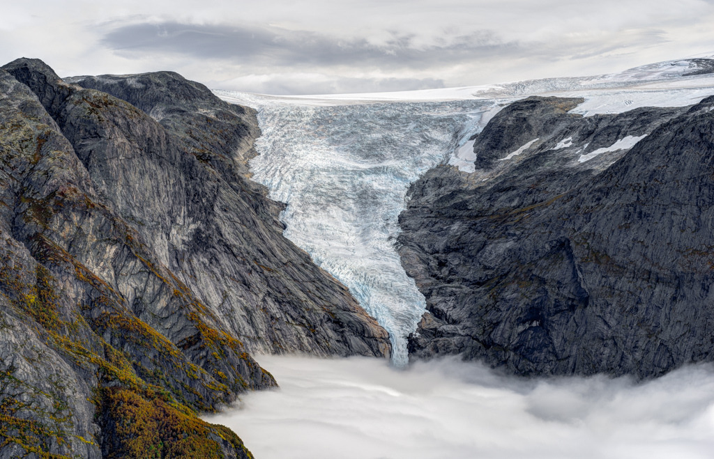 Der Eisfluss ins Nebelmeer | Hier trifft das Kleinste auf das Größte, das Schwächste auf das Stärkste und Demut auf Erhabenheit. Ich spüre mein Leben im Wimpernschlag des Gletschers. - Realisiert mit Pictrs.com