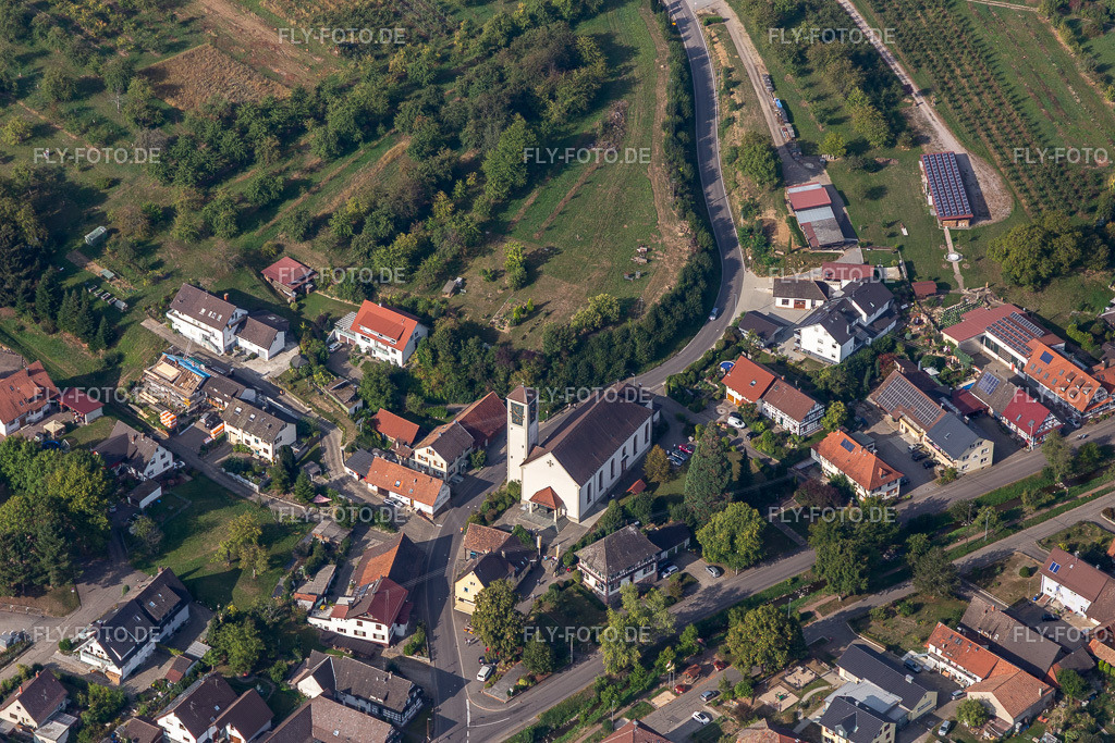 Heilig-Kreuz-Kirche | Luftbild: Heilig-Kreuz-Kirche im Ortsteil Ebersweier in Durbach im Bundesland Baden-Württemberg in Deutschland. Foto: IMG_008965.jpg vom 20.09.2020 durch Werner Riehm/FLY-FOTO.de - Realisiert mit Pictrs.com