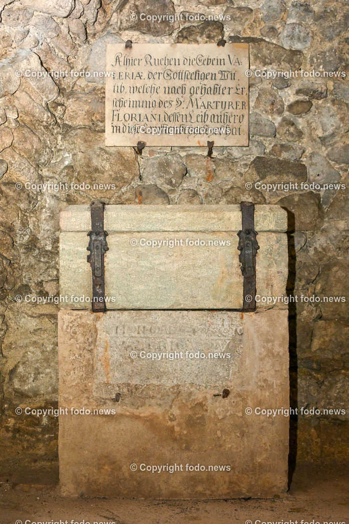 Stift St. Florian_ Augustiner Chorherrenstift_ 05.04.2024-20 | 05.04.2024, St. Florian, AUT, Augustiner Chorherrenstift St. Florian, im Bild Grabstelle und Inschrift der Witwe Valeria welche den leblosen Koerper vom Hl. Florian gefunden hat in der Krypta