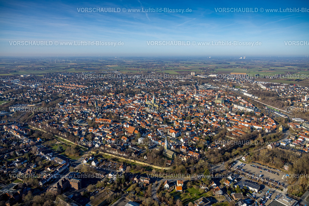 Soest260104053 | Luftbild, Altstadt mit Altstadtwall, Sankt-Petri-Kirche und St.-Patrokli-Dom kath. Kirche, unten die evang. Alt-Sankt-Thomä-Kirche (Schiefer Turm), Fernsicht, Soest, Südwestfalen, Nordrhein-Westfalen, Deutschland