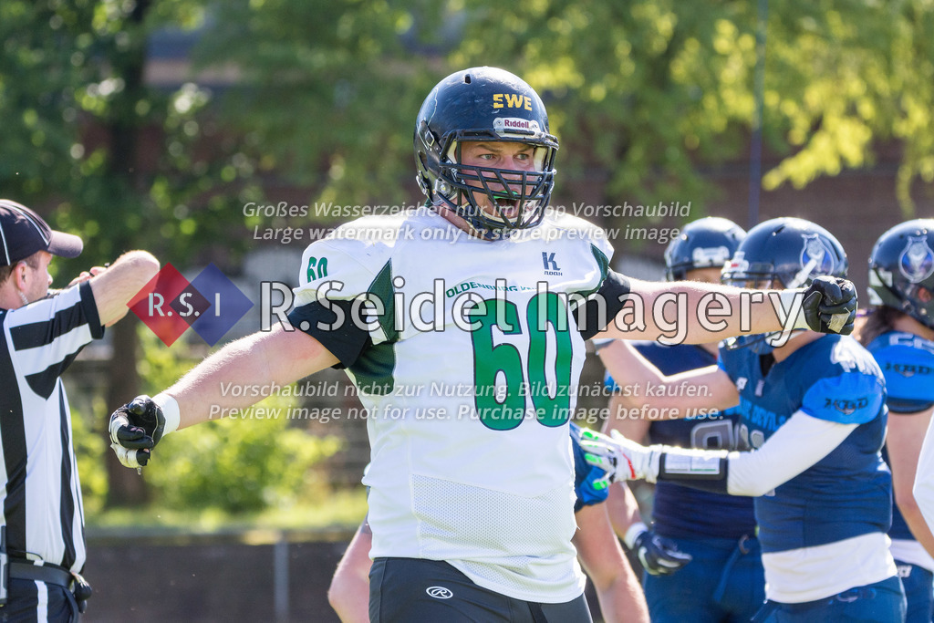 American Football, Saison 2022, Regionalliga Nord, Hamburg Blue Devils - Oldenburg Knights, Dr.-Hermann-Schnell-Sportplatz (Hamburg), 06.08.2022, 07. Gameweek | Alexander Hartwig (#60, Oldenburg, OL) freut sich über einen riesigen Raumgewinn.