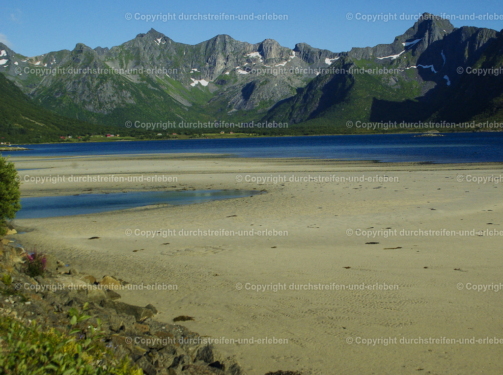 Blick auf Sandstrand auf den Hadselfjord bei Sanden | Blick auf Sandstrand auf den Hadselfjord bei Sanden auf dem Lofot - Realisiert mit Pictrs.com