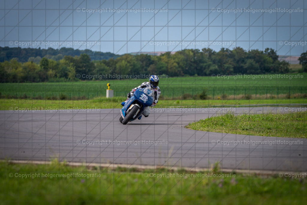 Yamaha V4 500 | Foto vom 3. Classic Motor Weekend 18. - 20. August 2023 auf dem Flugplatz in Obermehler - Realisiert mit Pictrs.com