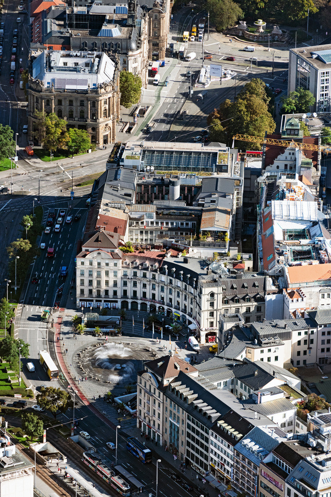 dr__0053992.jpg | MüNCHEN 07.10.2024 Blick auf den Springbrunnen und die Wasserspiele auf dem Münchener Stachus am Karlsplatz. // The fountains and water games at the Munich Karlsplatz. Foto: Daniel Reiter