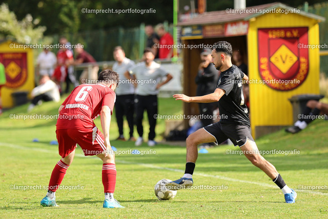 Fußball I Herren I Saison 2025-2026 I Verbandsliga Süd I 7. Spieltag I SV Schackendorf - SV Azadi Lübeck I 06.09.2025.111 | v.l. Leon Elijah Johannsen (6, SV Schackendorf), Mevan Hushyar Mustafa (77, SV Azadi Lübeck) - Realisiert mit Pictrs.com