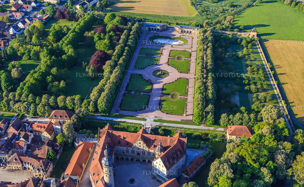 Luftbild: Schlossgarten Weikersheim (Schloss des Grafen Wolfgang von Hohenlohe aus dem 17. Jh. mit prachtvollem Rittersaal und Garten mit Statuen.) in Weikersheim im Bundesland Baden-Württemberg in Deutschland.Foto: IMG_146418.jpg vom 10.05.2025 durch Werner Riehm/FLY-FOTO.deKulturschätze BW - Allgemeine Nachrichten und KulturbeiträgeSchloss und Schlossgarten Weikersheim