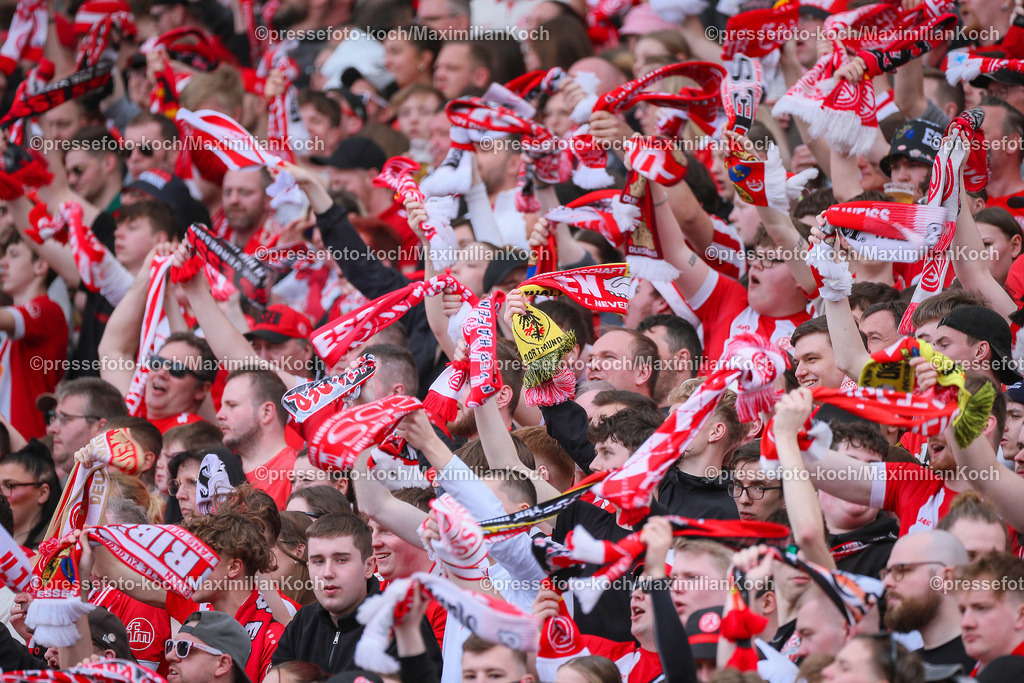 RWE3Liga07042402114 | 07.04.2024, Essen, Fußball, bwin 3. Liga Herren, Stadion an der Hafenstraße, 32. Spieltag Saison 2023 2024, Rot-Weiss Essen – MSV Duisburg:  Feature RWE-Fans auf der Vollen Tribüne. 
DFB regulations prohibit any use of photographs as image sequences and or quasi-video.