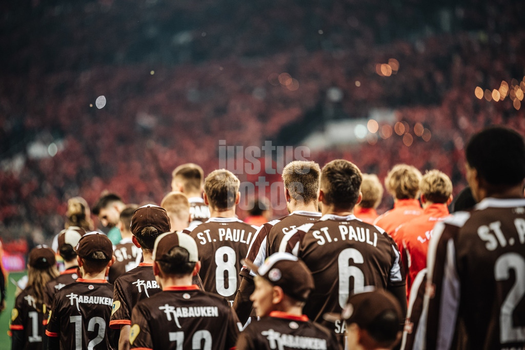 Fußball | Männer | Saison 2025/2026  | Fußball-Bundesliga | 11. Spieltag | FC St. Pauli vs. 1. FC Union Berlin | 23.11.2025 | Die Mannschaften. betreten das Feld