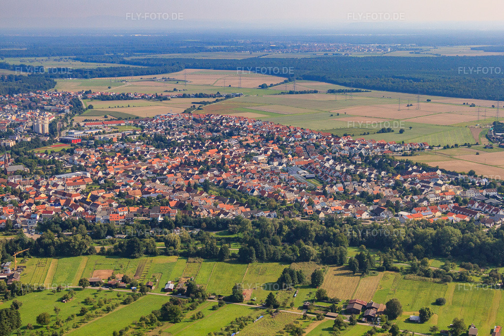 Luftbild: Ortsansicht von Westen im Ortsteil Linkenheim in Linkenheim-Hochstetten im Bundesland Baden-Württemberg in Deutschland. Foto: IMG_33230.jpg vom 05.09.2010 durch Werner Riehm/FLY-FOTO.deAuflösung des Originals: 4709 x 3139 px