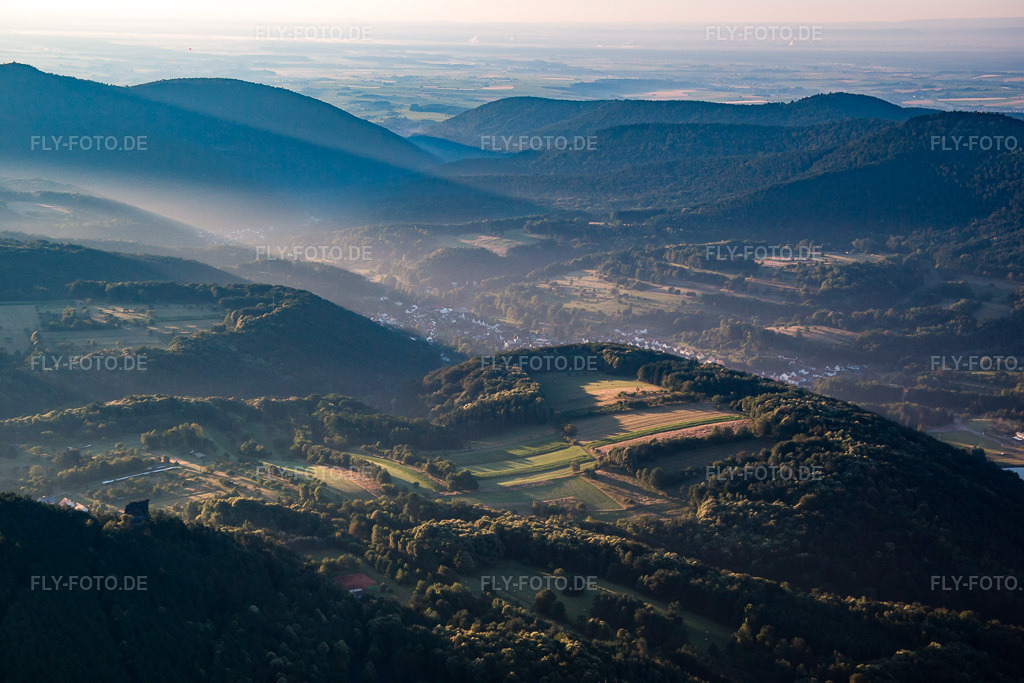 Luftbild: Ortsansicht von Nordwesten in Silz im Bundesland Rheinland-Pfalz in Deutschland. – Foto: IMG_091575.jpg vom 10.07.2016 durch Werner Riehm/FLY-FOTO.de – Auflösung des Originals: 5472 x 3648 px