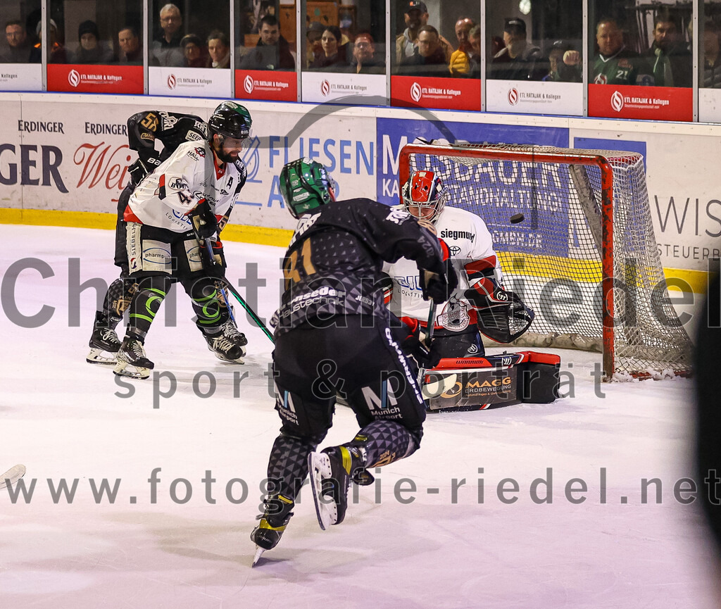2024-03-15_116_TSV_Erding_gegen_EHC_Koenigsbrunn | Erding, Deutschland, 15.03.2024:
Eishockey, Bayernliga Playoffs 2023 / 2024, 3. Spieltag, TSV Erding gegen EHC Königsbrunn, Endergebnis: 3:4 n. V.

Hayden Trupp (EHC Königsbrunn, #43), Maximilian Forster (Erding Gladiators, #81), Torwart Stefan Vajs (EHC Königsbrunn, #32)

Foto: Christian Riedel / fotografie-riedel.net