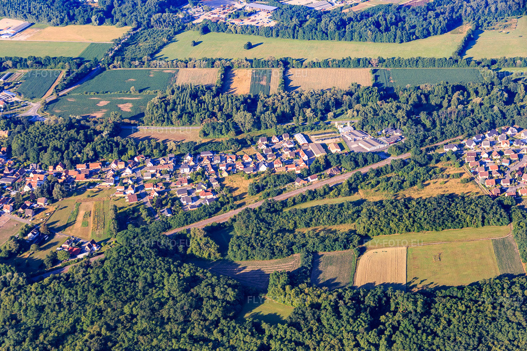 Vue aérienne: Rue de la Gare à Oberhoffen-sur-Moder dans le département Bas Rhin, France – .Photo: IMG_082926.jpg prise le 26/06/2015 par Werner Riehm/FLY-FOTO.eu – Résolution de l'original: 5472 x 3648 px