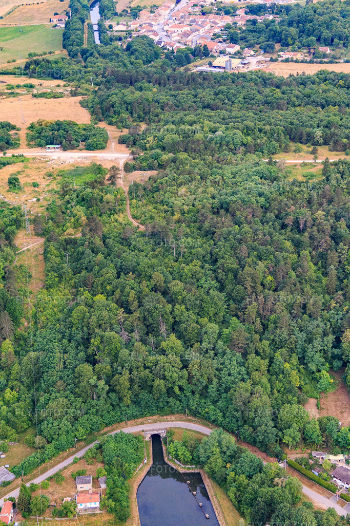 Aerial view: Tunnel portal of the Canal de Marne au Rhin in Foug in the state Meurthe et Moselle, France. – Photo: IMG_083522.jpg taken on 07/13/2015 by Werner Riehm/FLY-FOTO.com – Resolution of the original: 3648 x 5472 px