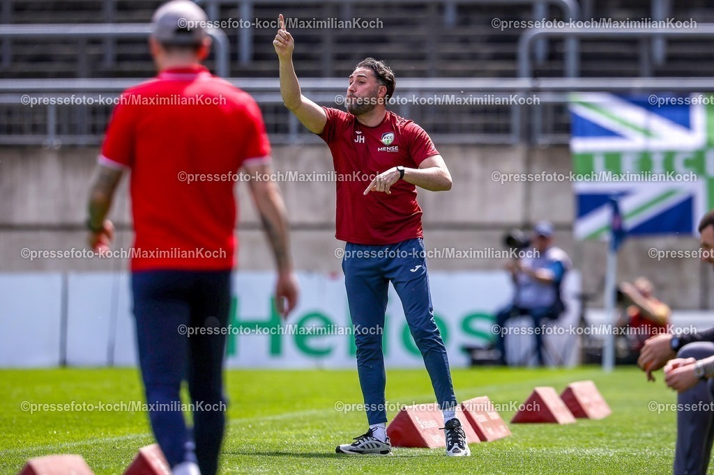 xKWIx02052601068 | 2026.05.02, xkwix, Fußball, Regionalliga West, Wuppertaler SV -  FC Gütersloh, Stadion am Zoo, 32.Spieltag, Saison 2025 / 2026: Julian Hesse (Trainer FC Gütersloh) gestikulierend am Spielfeldrand DFB regulations prohibit any use of photographs as image sequences and or quasi-video. Photo: xKamilxWilkowskixPressefotoKochx