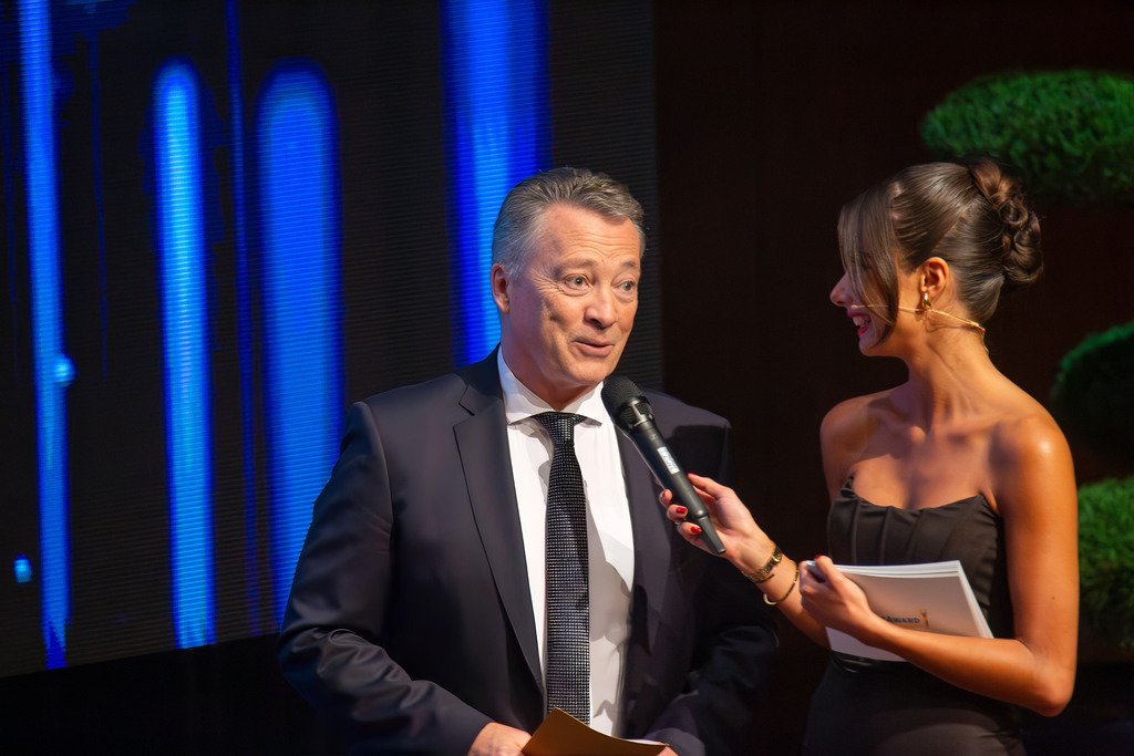 Rosengarten Mannheim: Award-Night 2024 / Sport Award Rhein-Neckar. Bild: Harold Kreis (Trainer der deutschen Eishockey-Nationalmannschaft) und Lea Wagner (Moderatorin, ARD) | Rosengarten Mannheim: Award-Night 2024 / Sport Award Rhein-Neckar. Bild: Harold Kreis (Trainer der deutschen Eishockey-Nationalmannschaft) und Lea Wagner (Moderatorin, ARD) - Realisiert mit Pictrs.com