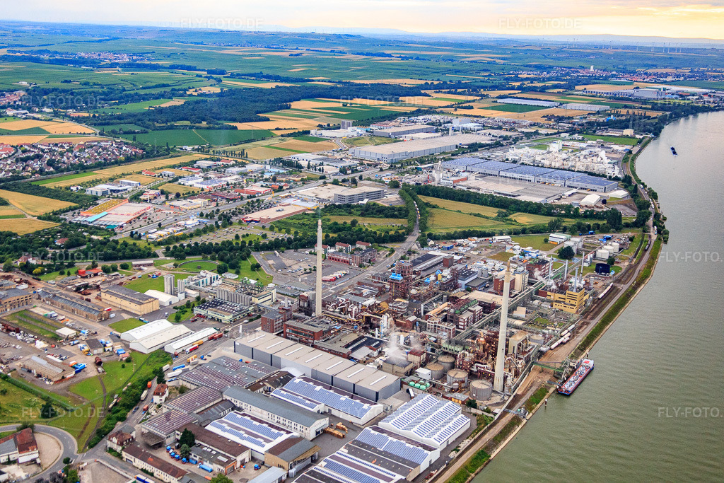 Luftbild: Chemische Anlagen am Rheinufer der Synthomer Deutschland Gmbh und Röhm GmbH in Worms im Bundesland Rheinland-Pfalz in Deutschland. Foto: IMG_091120.jpg vom 04.07.2016 durch Werner Riehm/FLY-FOTO.deWWW.SYNTHOMER.COM