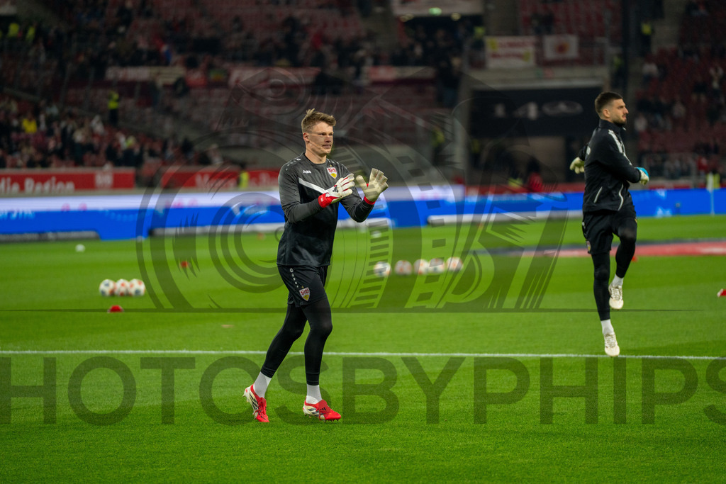 VfB Stuttgart vs. RB Leipzig, Fussball, 1. Bundesliga, 26. Spieltag, 15.03.2026 | Alexander Nuebel (VfB Stuttgart, #33) mit Fabian Bredlow (VfB Stuttgart, #01),VfB Stuttgart vs. RB Leipzig, Fussball, 1. Bundesliga, 26. Spieltag, 15.03.2026Foto: photosbyphips/Philip Ziegler