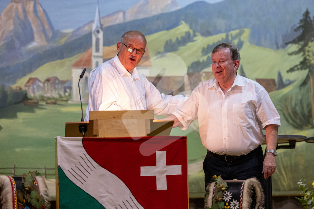 SKE100J_4896 | Die Schwinger des Schwyzer Kantonalen Schwingerverbandes: Fotos, die Dynamik und Leidenschaft festhalten, sowie emotionale Momente aus dem traditionellen Schwingsport zeigen. - Realisiert mit Pictrs.com