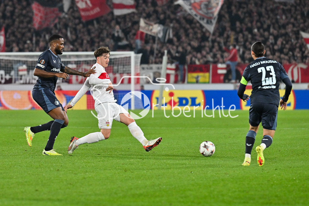 VfB Stuttgart - Feyenoord Rotterdam | STUTTGART, DEUTSCHLAND - 6. NOVEMBER: im Duell Cyle LARIN (Feyenoord Rotterdam 10) und Angelo STILLER (VfB Stuttgart 6) beim Ligaspiel zwischen dem VfB Stuttgart und Feyenoord Rotterdam am 4. Spieltag der Europa League in der MHP-Arena am 06.11.2025 / Anis Hadj MOUSSA (Feyenoord Rotterdam 23)