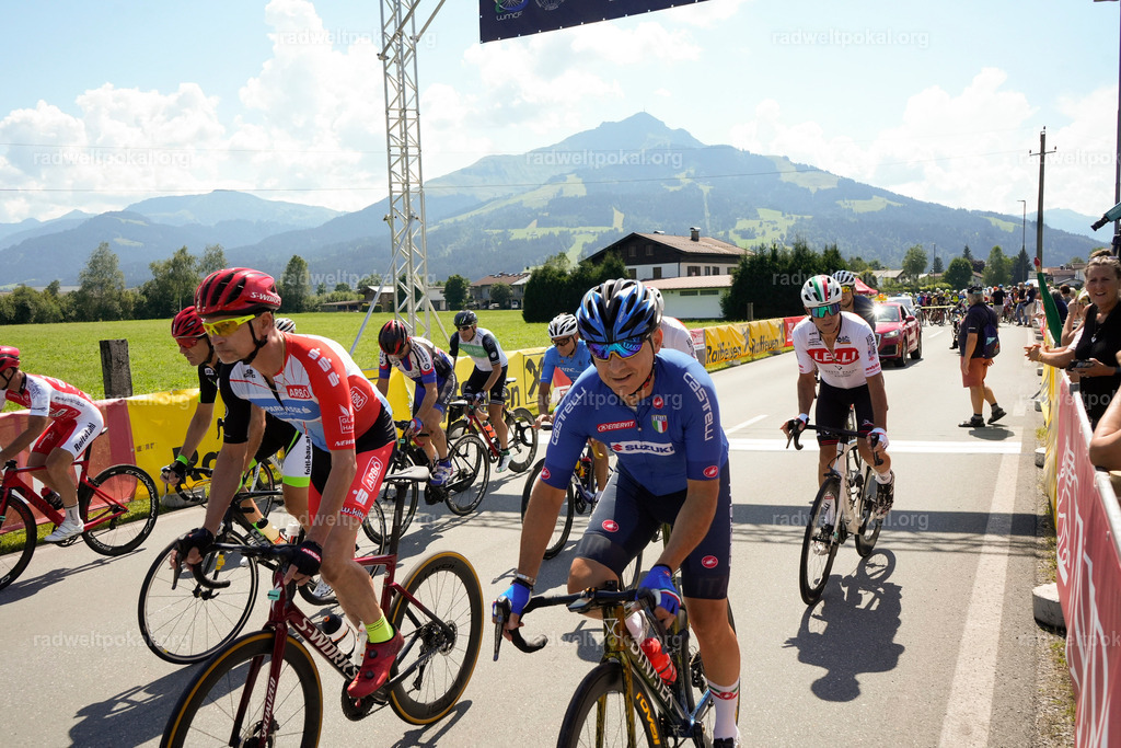 408_20230817_Bewerb_Maenner_Muehlanger | AUT - OESTERREICH, 2023-08-16: SPORT RENNRAD-FAHREN - 55. INTERNATIONALER RADWELTPOKAL IN ST. JOHANN IN TIROL  - Vintage-Radrennen mit WM-Bronze-Medaillen-Siegerin Christina Schweinberger, den Teilnehmer und Alexander Baumann (vom Orginastions-Team) - TAG 2 BEWERB MAENNER IN SECHS GRUPPEN  ; Foto: Roland Muehlanger