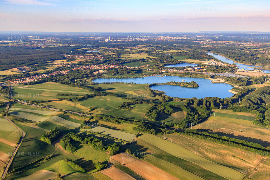 Vue aérienne: Gravière Bassin des Mouettes du sud-ouest à Neewiller-près-Lauterbourg dans le département Bas Rhin, France – .Photo: IMG_66678.jpg prise le 05/06/2014 par Werner Riehm/FLY-FOTO.eu – Résolution de l'original: 4752 x 3168 px