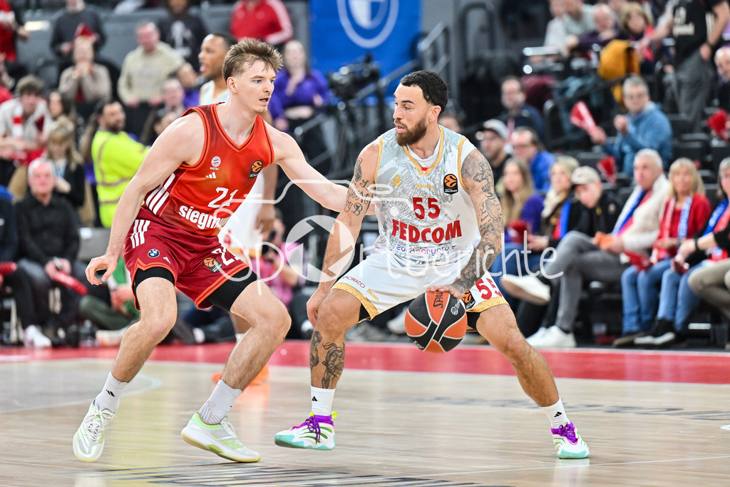 FC Bayern Basketball - AS Monaco Basket | MUNICH, GERMANY - 05. FEBRUARY: im Duell Justus HOLLATZ (FC Bayern Basketball 21) und Mike JAMES (AS Monaco Basket 55) während dem Match zwischen dem FC Bayern Basketball und dem AS Monaco Basket am 27. Spieltag der EuroLeague im SAP GARDEN