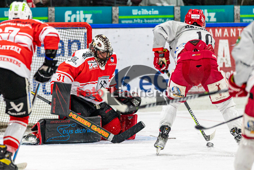 Halbfinale Spiel 3 TSV Peißenberg Miners vs TEV Miesbach | Eishockey Bayernliga Playoffs 2023/2024, Halbfinale Spiel 3 TSV Peißenberg Miners vs TEV Miesbach, 20240315,
Torchance Michael GRABMAIER (TEV 10),
2024-03-15 in Peißenberg (Eisstadion)
10 Michael GRABMAIER (TEV 10), 31 Korbinian SERTL (Miners Goali 31)
Copyright: WolfgangxLindner foto-lindner.de