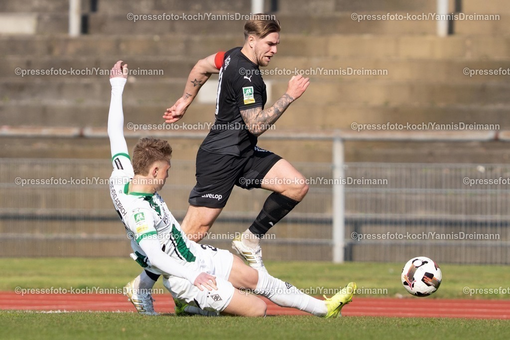 xYDR15032501023 | 15.03.2025, xydrx, Fußball, Borussia Mönchengladbach II (U23) - 1.FC Bocholt, Regionalliga West, Grenzlandstadion: Michel Lieder (Borussia Moenchengladbach II #23) im Zweikampf gegen Jan Holldack (1. FC Bocholt #10)