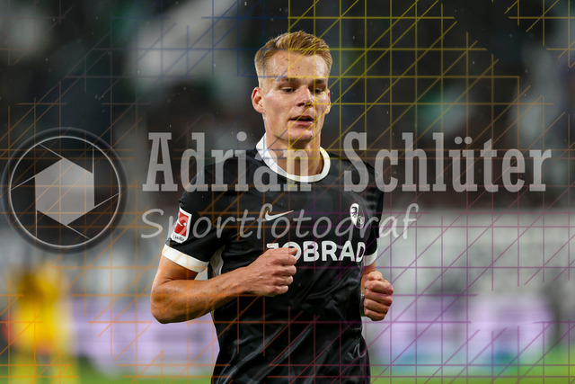 Borussia Mönchengladbach vs SC Freiburg - Bundesliga  | Mönchengladbach, Deutschland, 05.10.25:   Philipp Lienhart (SC Freiburg) schaut waehrend des Spiels der Bundesliga zwischen Borussia Mönchengladbach vs SC Freiburg im Stadion im Borussia Park(Foto von Brauer-Fotoagentur / Adrian Schlueter)