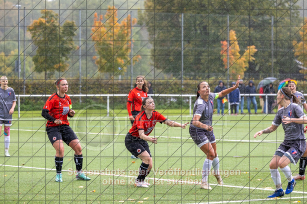 20251005_114257_0361 | #,1.Göppinger SV (rot) vs. SGM Aufhausen/Nellingen (grau), Fußball, Frauen-Regionenliga 3 - WfV, 04. Spieltag, Saison 2025/2026, Kunstrasenplatz Nord, Hohenstaufenstr. 116, 73033 Göppingen, 05.10.2025 - 11:00 Uhr,Foto: PhotoPeet-Sportfotografie/Peter Harich