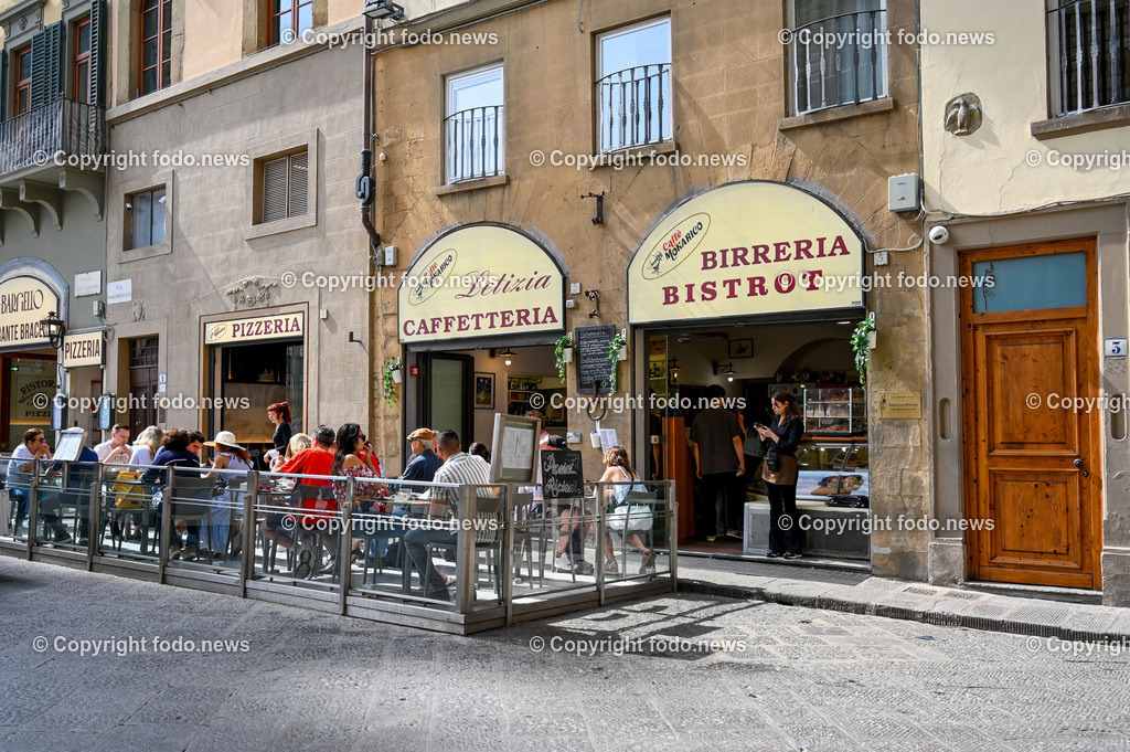 Italien_ Toscana_ Florenz_ 30.05.2024-281 | 30.05.2024, Italien, ITA, Toskana, Florenz im Bild Stadtansichten, Gebäude, Architektur, Touristen, Historisch, Souvenir, Altstadt, Museum, Statuen, Skulpturen, Piazza della Signoria, Statue David, Palazzo Vecchio, Neptunbrunnen, Piazza della Repubblica, Ponte Vecchio, Brücke, Uffizien, Kathedrale Santa Maria del Fiore, Arno, Fluß


Florenz, Firenze, ist eine italienische Großstadt. Nach Einwohnern ist sie die achtgrößte Stadt Italiens. Florenz ist die Hauptstadt sowie größte Stadt der Region Toskana und der Metropolitanstadt Florenz, in der etwa eine Million Menschen leben. Florenz ist für seine Geschichte berühmt. Leonardo da Vinci verbrachte große Teile seiner Jugend in Florenz, Michelangelo fand Unterschlupf in der Kirche der Medici, Galileo Galilei wohnte als Hofmathematiker in den Palästen der Medici. Von 1865 bis 1871 war die Stadt die Hauptstadt des neu gegründeten Königreichs Italien. Das historische Zentrum von Florenz zieht Jahr für Jahr Millionen von Touristen an. Die historische Innenstadt wurde von der UNESCO im Jahre 1982 zum Weltkulturerbe erklärt. 
Quelle: Wikipedia

