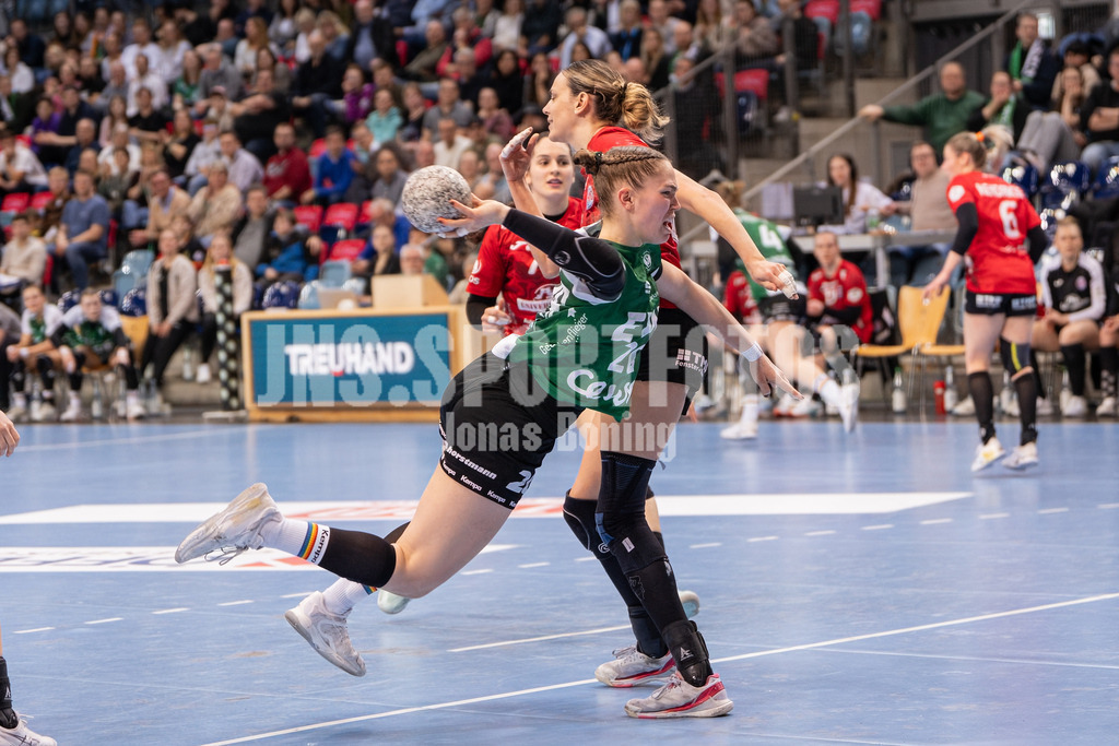 Handball I Frauen I Saison 2025-2026 I 1. HBF I 17. Spieltag I VFL Oldenburg - Thüringer HC I 0868 | Ariane Pfundstein (20, VfL Oldenburg) - Realisiert mit Pictrs.com