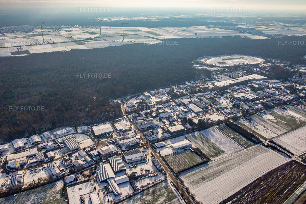 Luftbild: Gewerbegebiet Am Gäxwald im Winter bei Schnee in Herxheim bei Landau im Bundesland Rheinland-Pfalz in Deutschland. Foto: IMG_135513.jpg vom 16.12.2022 durch Werner Riehm/FLY-FOTO.de