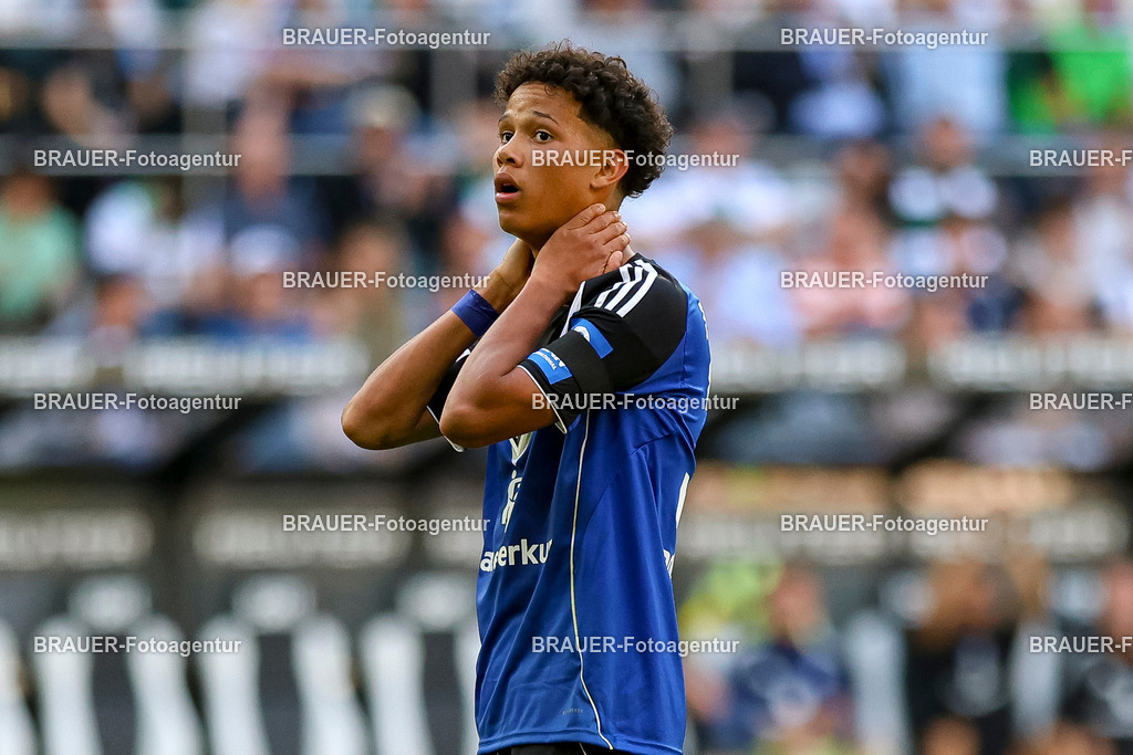 Borussia Mönchengladbach vs Hamburger SV - Bundesliga  | Mönchengladbach, Deutschland, 24.08.25:   Alexander Rossing-Lelesiit (Hamburger SV) ist enttäuscht waehrend des Spiels der Bundesliga zwischen Borussia Mönchengladbach vs Hamburger SV im Stadion im Borussia Park(Foto von Brauer-Fotoagentur / Adrian Schlueter)